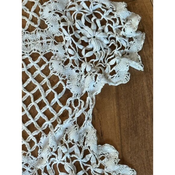 Vintage Handmade Crochet Lace Tablecloth With Floral Design & Openwork Pattern - Picture 4 of 6